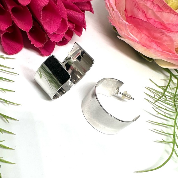 VINTAGE⚜️Chunky Silver Hoop Earrings - Picture 2 of 5